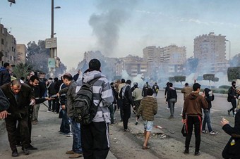 Mursi'nin yargılanması protesto ediliyor