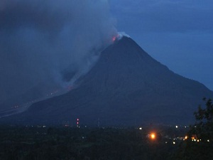 Sinabung Yanardağı tehlikesi büyüyor