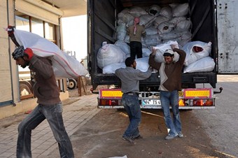 Suriyeli sığınmacılara yardım