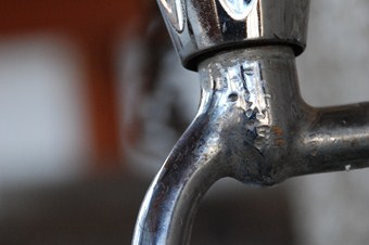 Camide musluk hırsızlığına ‘prangalı’ çözüm