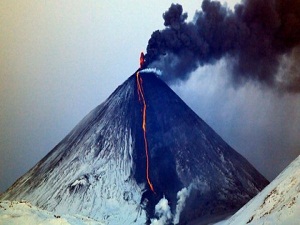 Rusya’nın Şiveluç volkanı 5 bin metreye kül püskürttü