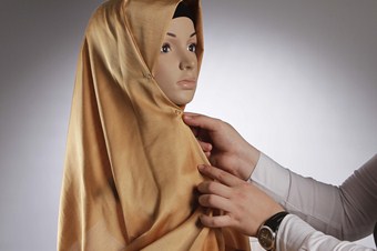 Eşarpta iğne ve zaman harcama derdine çıt çıtla son verdi