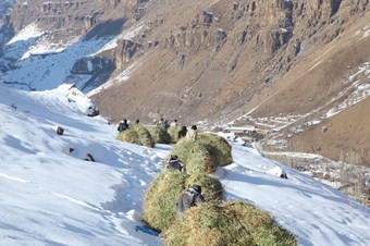 Meradan, köye zorlu yolculuk