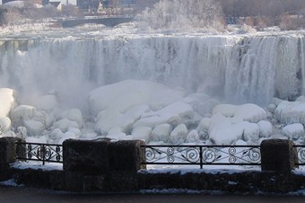 Niagara Şelalesi buz tuttu