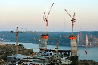 3. Boğaz Köprüsü'nde yolun yarısı geçildi