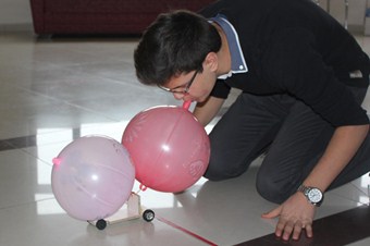 Atık malzemelerden oyuncak araba ürettiler