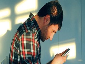 Akıllı telefonlar ve tablet, omurga ağrılarını artırdı