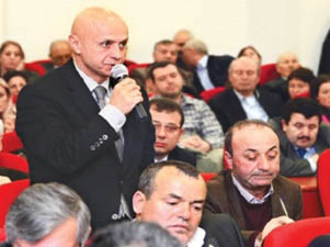 Ezanı kasetten dinlesinler!