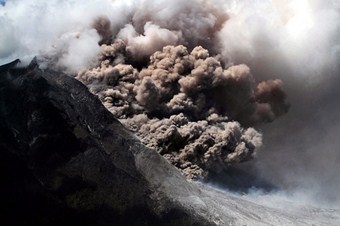 Sinabung Yanardağı'nda patlamalar arttı