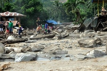 Filipinler'i sel vurdu