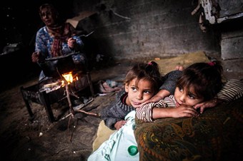 Otlarla hayata tutunmaya çalışıyorlar