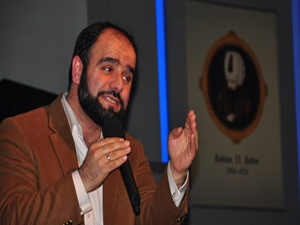 Çocukları seccadelerin varisi yapabilmek için çalışmalıyız