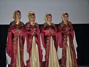 Kozan’da bayan hafızlar 'taç' giydi