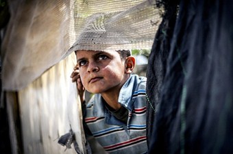 Yermuk'ta anneler çocuklarını çimen suyuyla besliyor