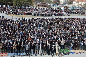 Kütahya'da 5 bin kişi yağmur ve kar duasına çıktı