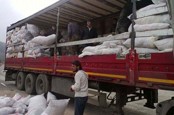 Suriye'ye 8 tır yardım malzemesi