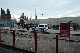 Suriyeli Türkmenler Türkiye'ye sığındı