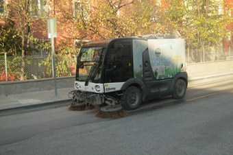 Her gün 2 bin 400 litre su ile yolları temizliyor