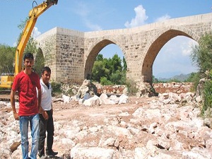 Tarihi Belkıs Köprüsü'nün 3 ayağı yıkılmaktan kurtarıldı