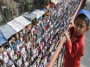 Yüz binlerce Müslüman nehir boyu namaza durdu