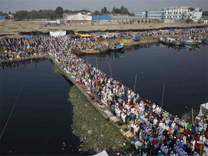 Yüz binlerce Müslüman nehir boyu namaza durdu