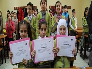 Suriyeli çocukların karne sevinci