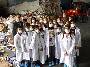 Çocuklar atıklarla yolculuğu üniversitede öğrendi