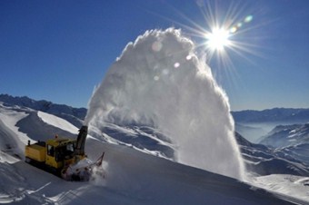 Kar köy yollarını kapattı