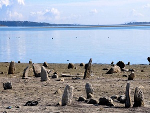 Baraj çekilince mezarlık ortaya çıktı