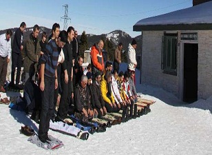 Uludağ'da kar üzerinde cuma namazı
