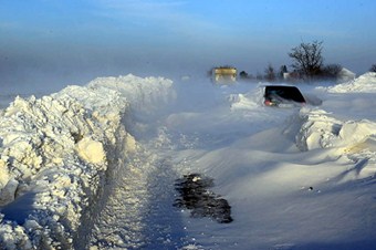 Bin kişi kar yığınları nedeniyle mahsur kaldı
