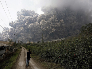 Endonezya'daki yanardağ öyle bir patladı ki