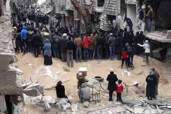 Yermuk Mülteci Kampı'nda 800 yardım paketi dağıtıldı