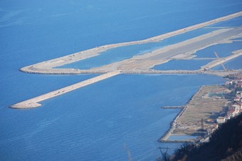 Deniz üzerine kurulan havalimanı daha ucuza mal oldu