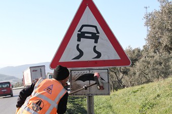 Trafik tabelalarında temizlik çalışması başladı