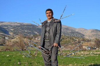 Tel çubukla suyun izini sürüyor