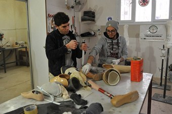 Suriye'deki eksik hayatlar için protez yapmayı öğreniyorlar