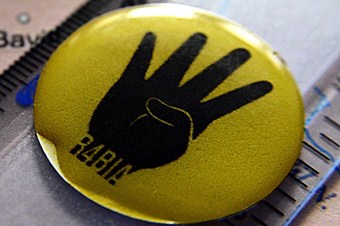 Rabia rozeti taktı diye