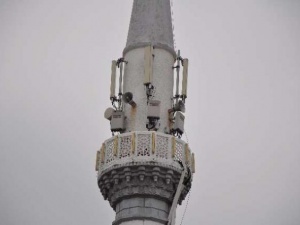 Minarede müezzin değil, baz istasyonu var
