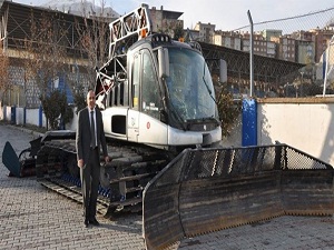 Kar üstü araçlar öğrenciler için yollarda