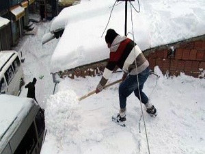 Kar yağışı ekmek kapıları oldu