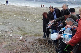 Engelliler, kuruyan Sapanca Gölü’ne bidon ve şişelerle su taşıdı