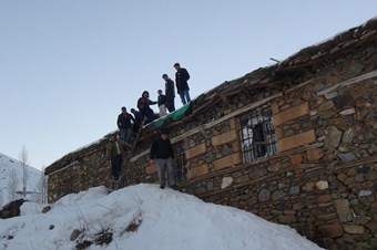 Köylüler Her Akşam "Kurt Nöbeti"nde