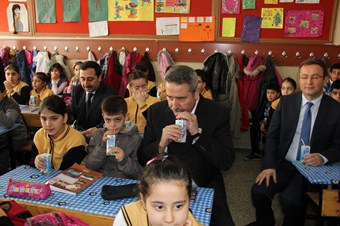 Diyarbakır Valisi Kıraç, öğrencilere süt dağıttı