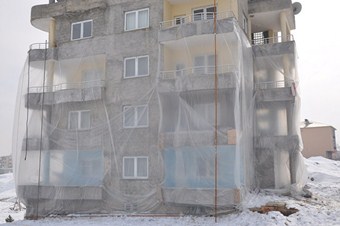Soğuğa karşı apartmanı naylonla kapladılar