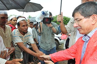 Davutoğlu'nun söz verdiği yardımlar Arakanlılara ulaştı