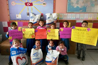 Kimse Yok Mu Norşinli minik yürekleri ısıttı