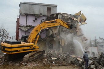 Mithatpaşa’da yıkım sürüyor