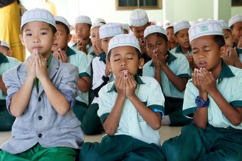 Türkiye Taylandlı yetimlere sahip çıkıyor