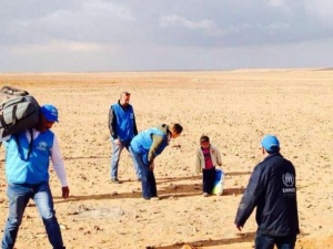 4 yaşında ve çölde tek başına